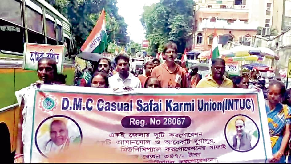 दुर्गापुर नगर निगम पर सफाईकर्मियों का हल्लाबोल