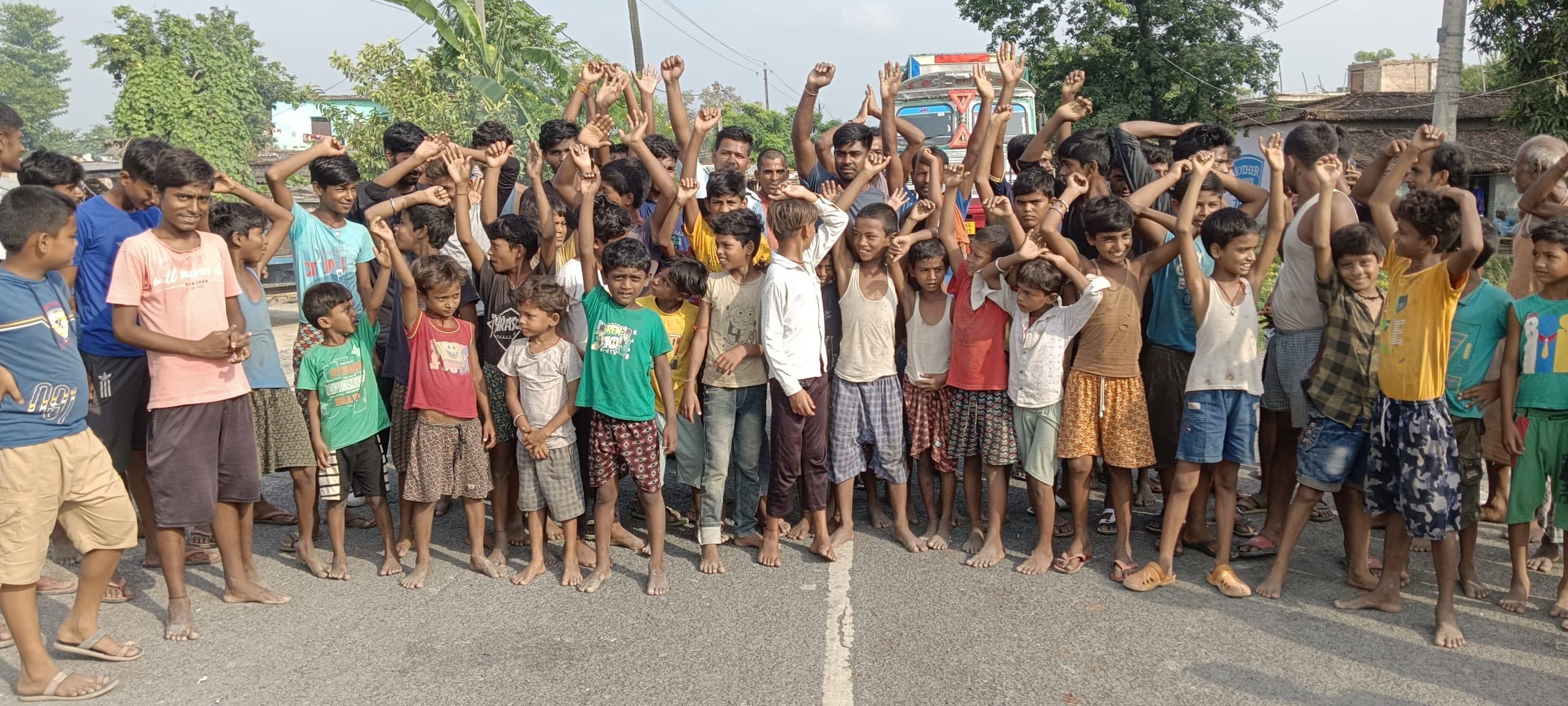 बिजली अनापूर्ति को लेकर ग्रामीणों ने जाम की सड़क