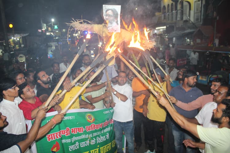 लाठी चार्ज की घटना के खिलाफ मुख्यमंत्री का फूंका पुतला