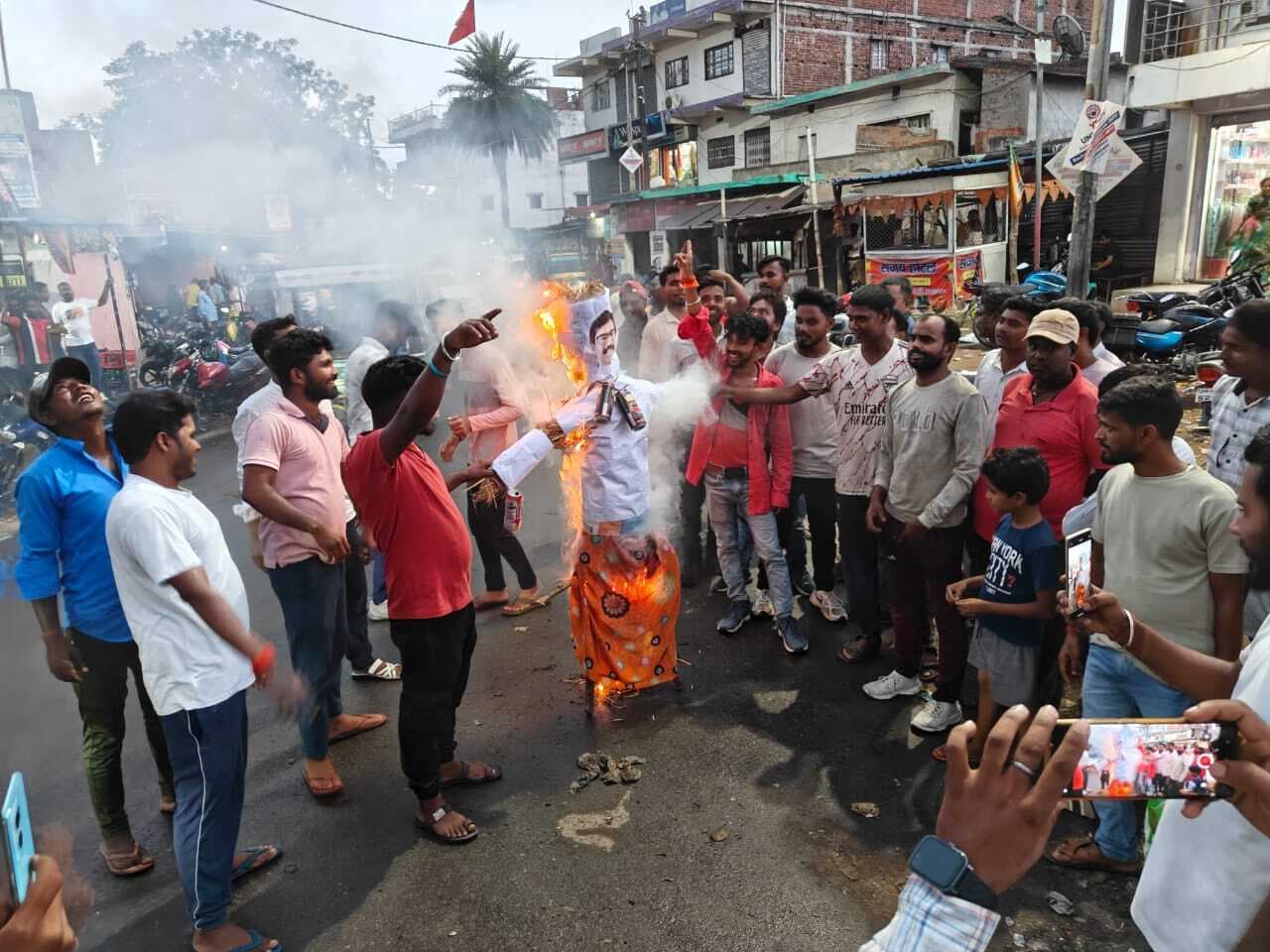 जेबीकेएसएस कार्यकर्ताओं ने मुख्यमंत्री का पुतला फूंका