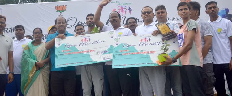 पर्यावरण संरक्षण का संदेश लेकर लगायी दौड़, जीते पुरस्कार