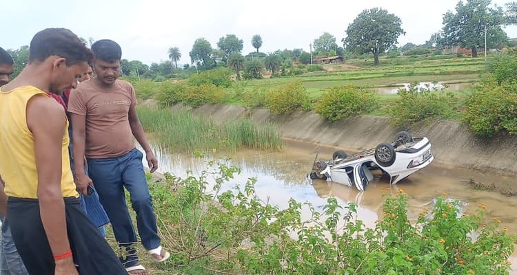 गड्ढे में गिरी कार, एक व्यक्ति की मौत, एक जख्मी