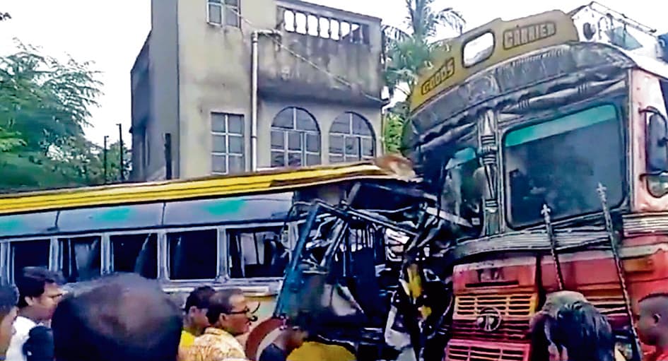 मेमारी में यात्री बस और ट्रक के बीच टक्कर, 15 यात्री घायल