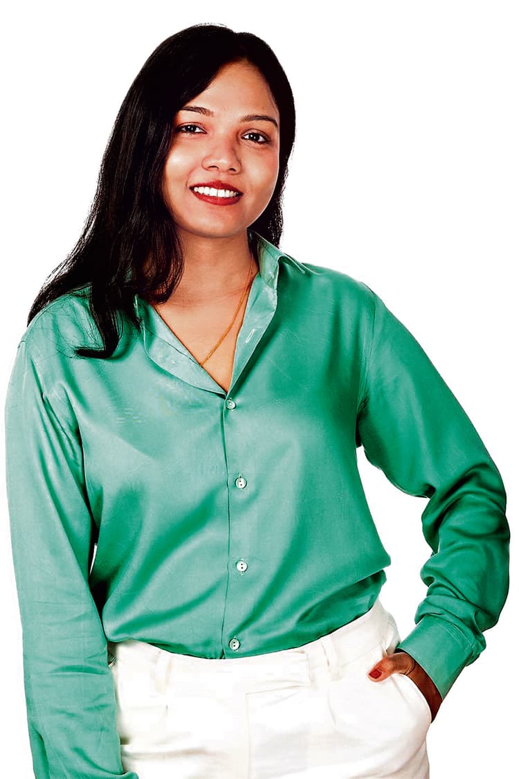 Tribal Entrepreneur News : चाईबासा की आदिवासी लड़की जर्मनी में चला रही फैशन फर्म