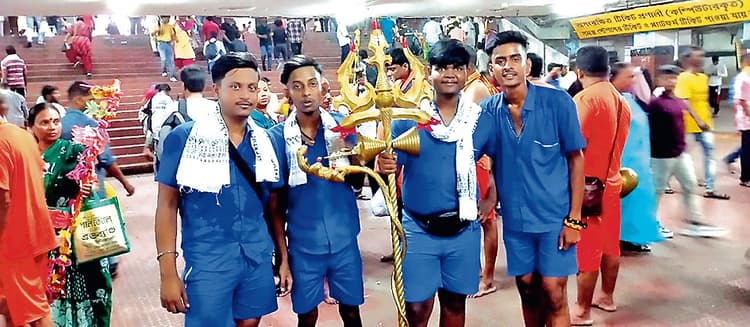 हर-हर महादेव के जयकारों से गूंजा हावड़ा स्टेशन