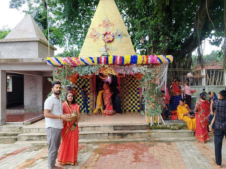 पहली सोमवारी पर भक्तों ने किया जलाभिषेक