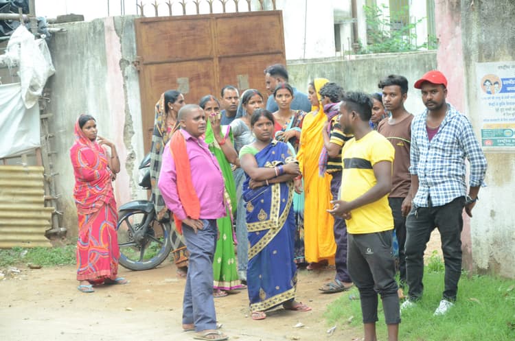 फंदे से लटकी मिली महिला, मायके वालों ने लगाया हत्या का आरोप