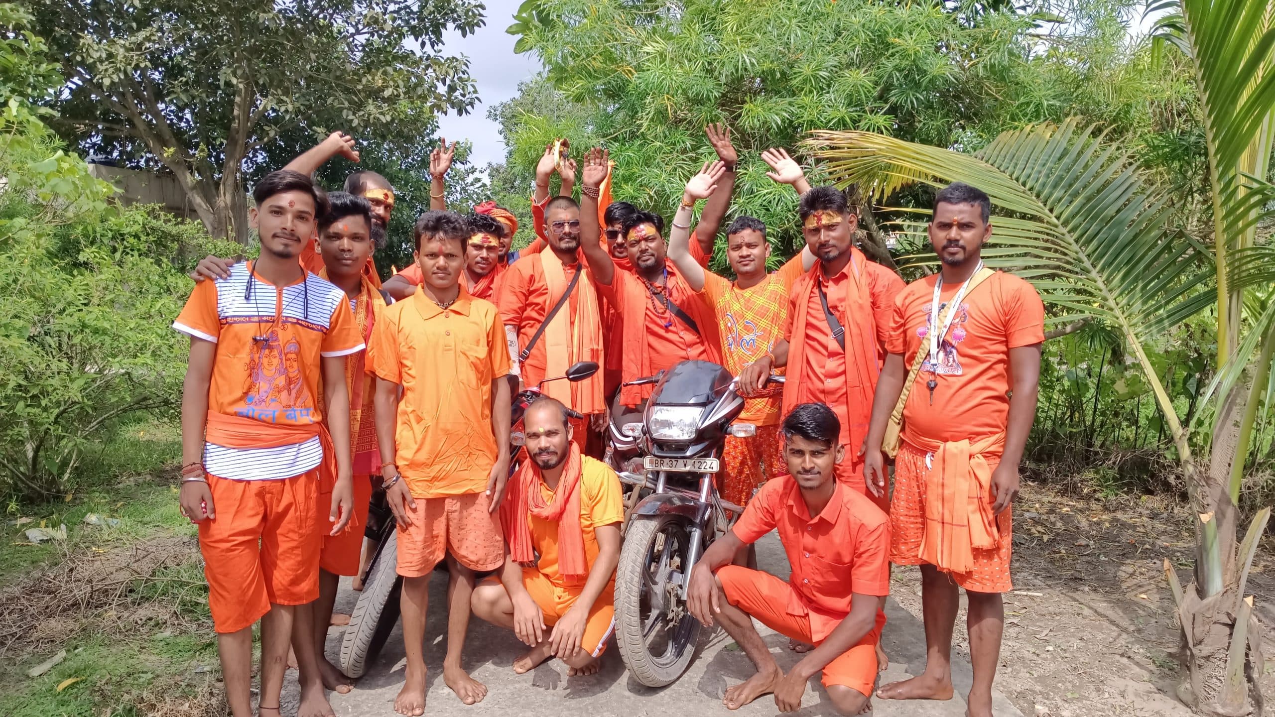 बाइक सवारों का जत्था बाबाधाम के लिए रवाना