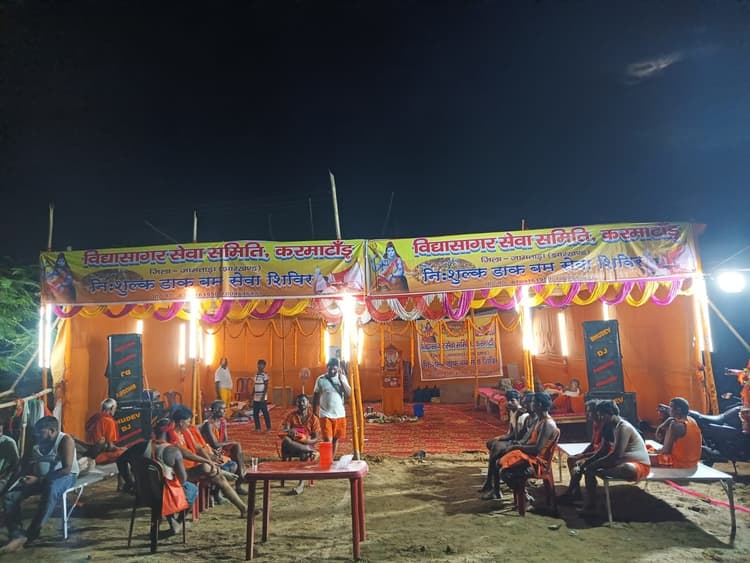 कांवरियों की सेवा में जुटे बोल बम सेवा समिति के सदस्य