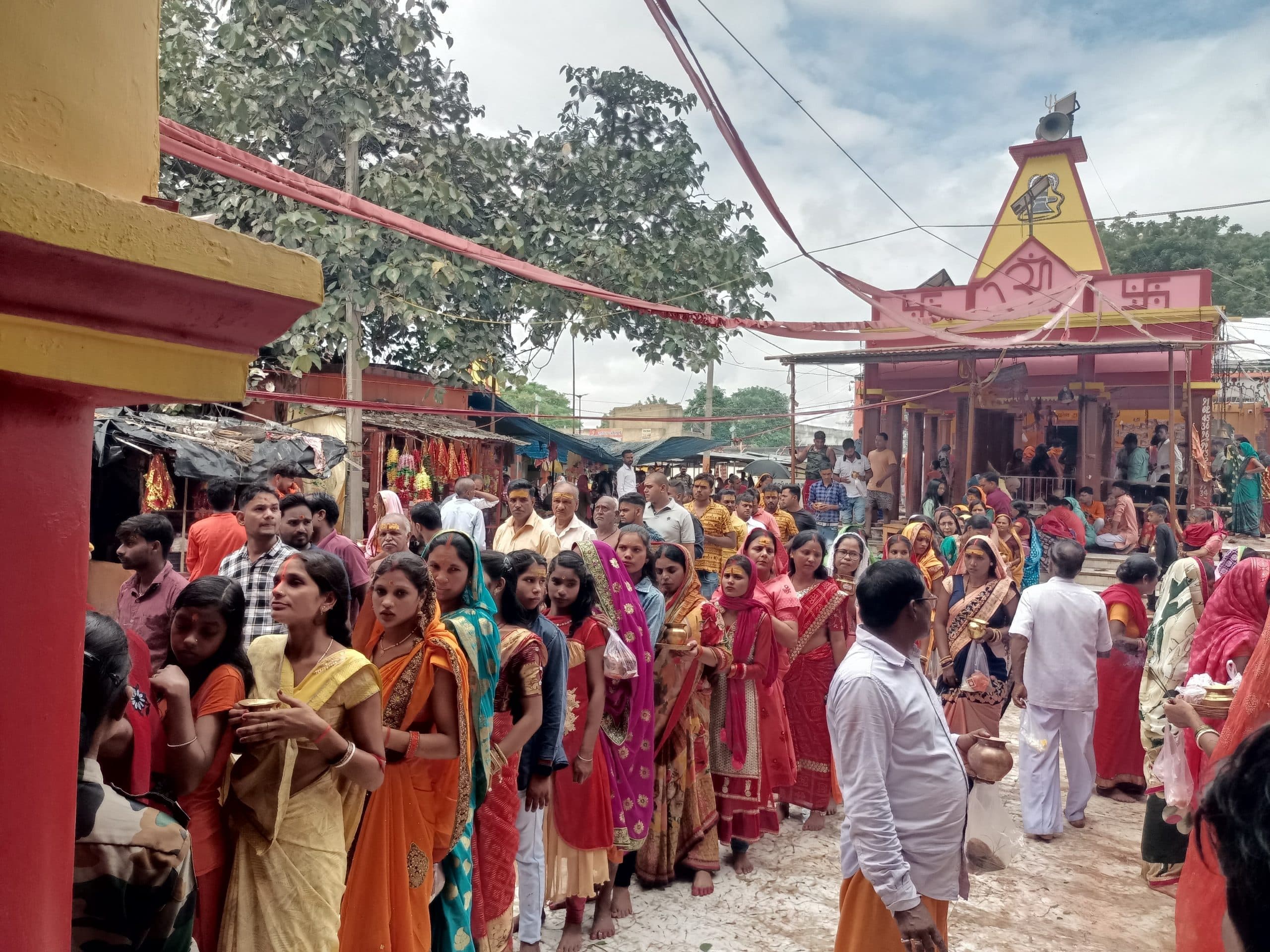 पहली सोमवारी को झारखंड धाम में उमड़ी श्रद्धालुओं की भीड़, जलार्पण को ले लगा रहा तांता