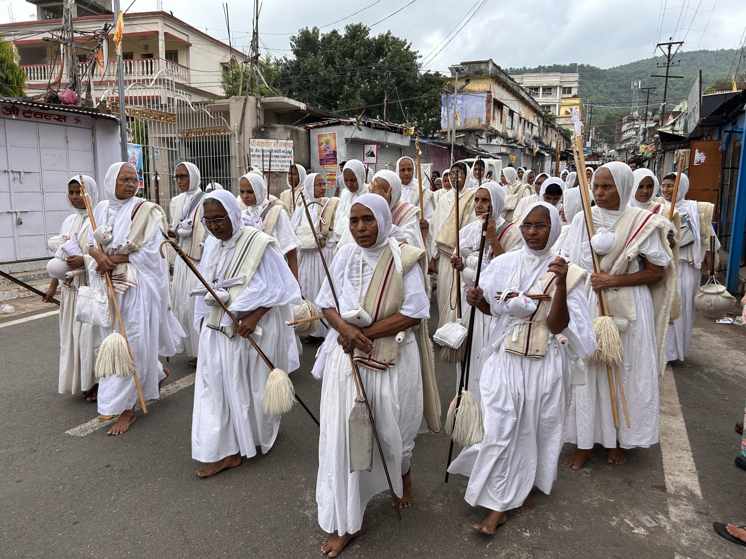 वर्षाकालीन चातुर्मास व जगह-जगह धार्मिक कार्यक्रमों से गुलजार हुआ मधुबन