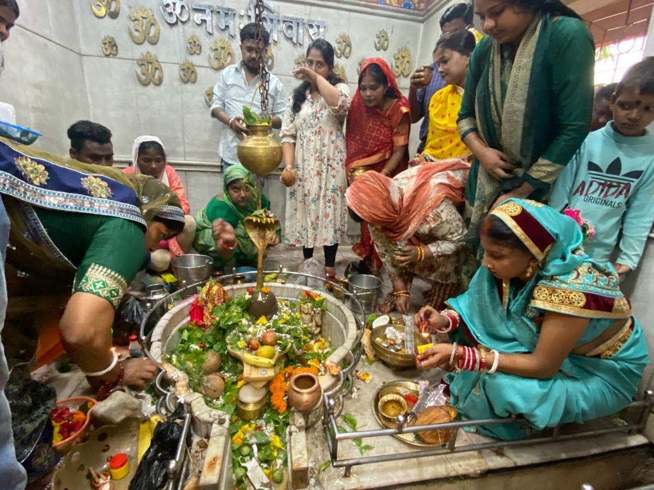 ‘बोल बम’ व ‘हर-हर महादेव’ से गूंजे शिवालय