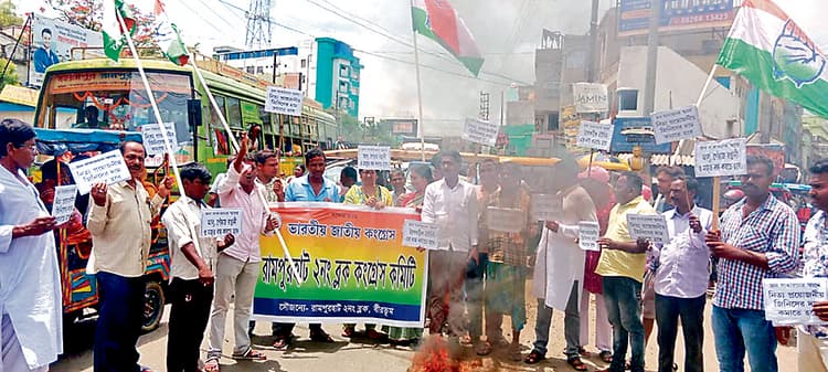 कांग्रेस ने सड़क पर टायर जला कर जताया विरोध