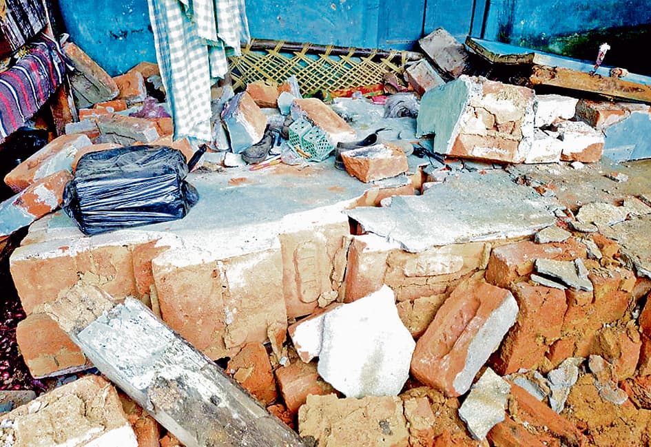 रात हाथी के धक्के से ढही दीवार, मलबे में दब महिला की मौत