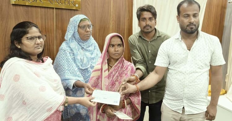 मृतकों के परिजन को सीओ ने दिया चार-चार लाख का चेक