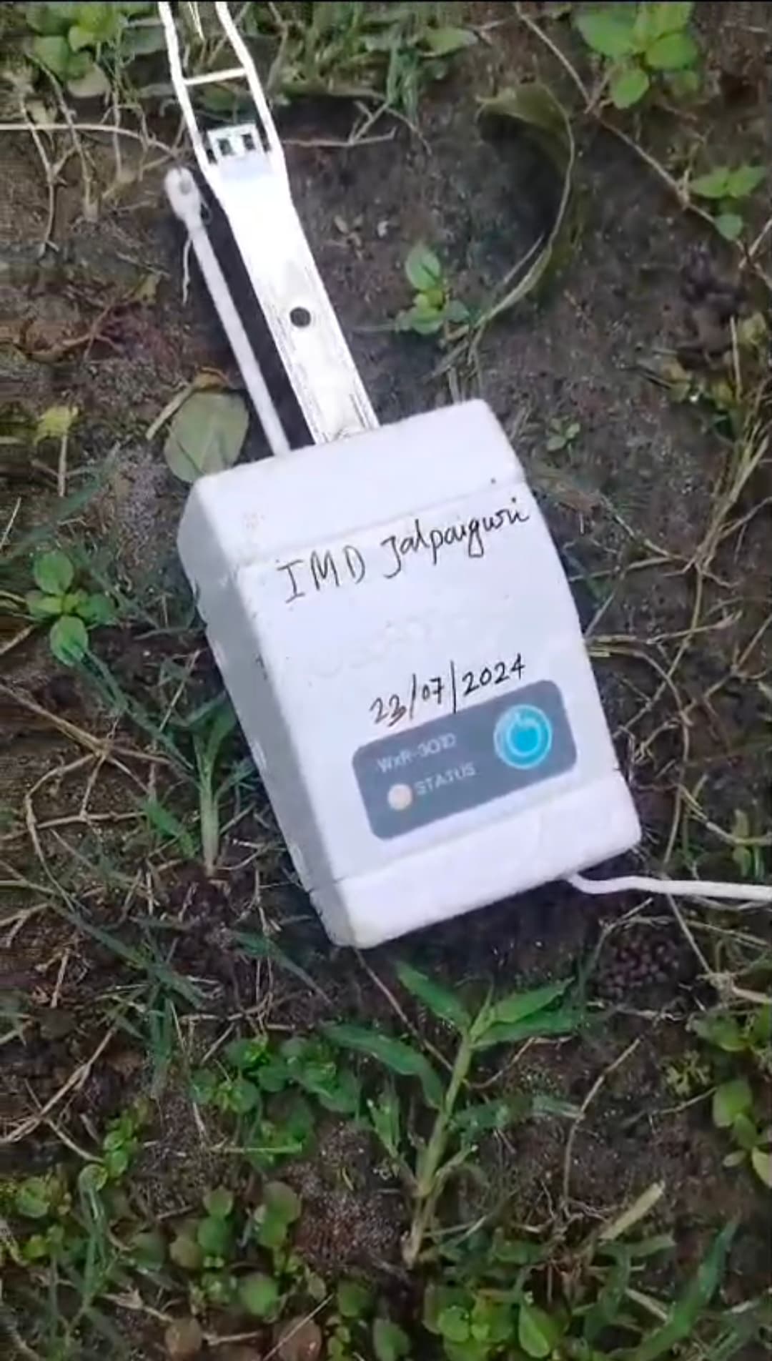 दिघलबैंक में आसमान से गिरा बैलुन में भरा उपकरण, सनसनी