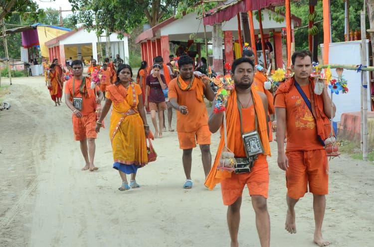 झमाझम बारिश में झूमकर चले कांवरिये, 1.04 लाख भक्तों ने चढ़ाया जल