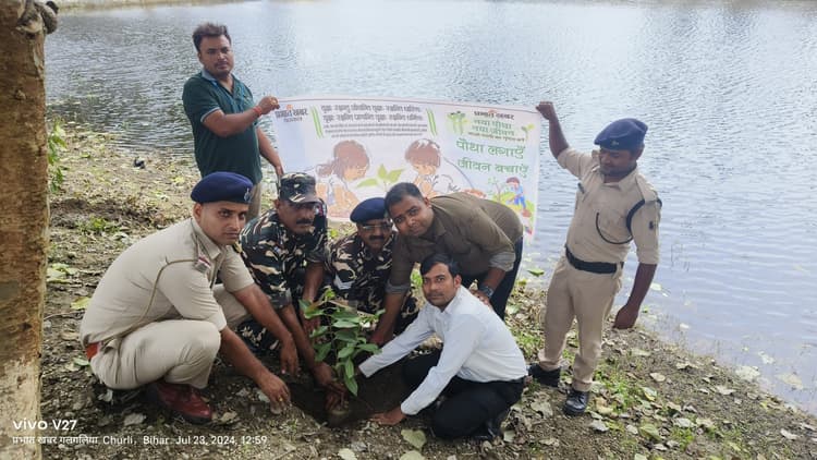 कुर्लीकोट थाना परिसर व ताराचंद धानुका एकेडमी में प्रभात खबर की पहल पर किया पौधरोपण