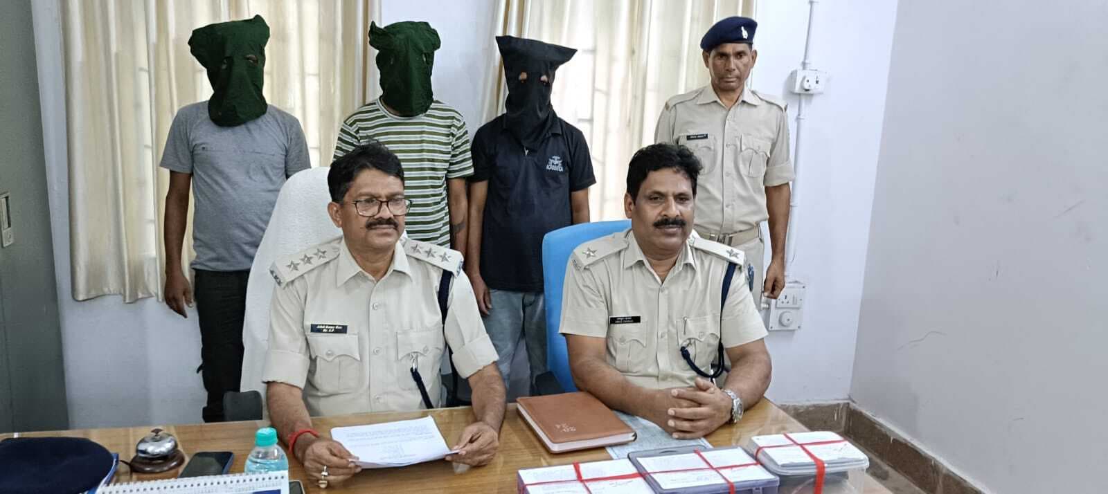 पाकडीह से तीन साइबर आरोपित गिरफ्तार, 17 महंगा मोबाइल जब्त