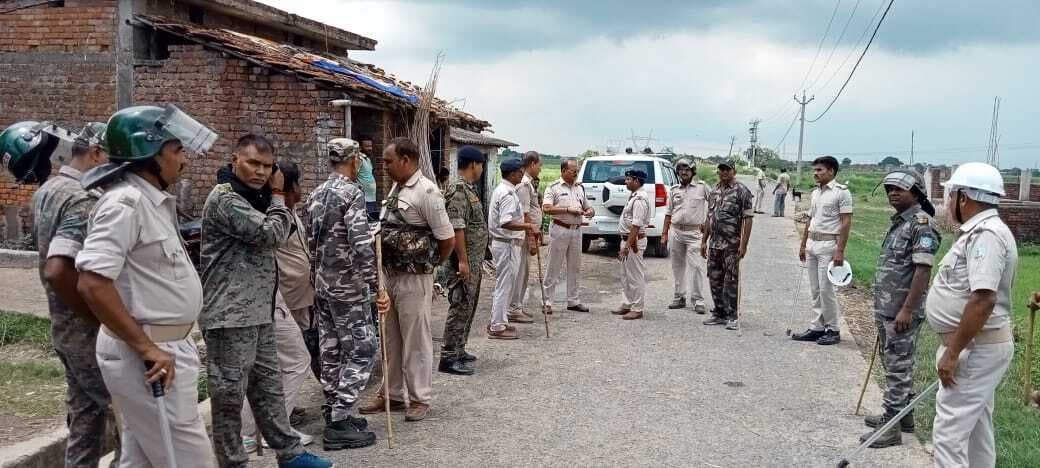 मालपहाड़ी ओपी के बघरी टोला में जमकर हुई बमबाजी, चली गोलियां, पुलिस कर रही है कैंप