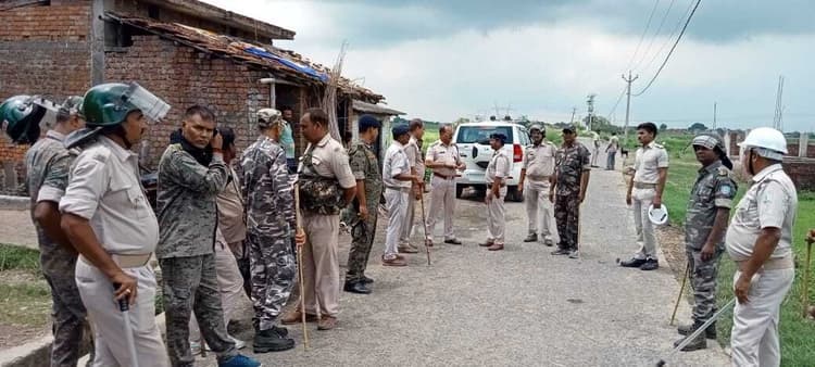 मालपहाड़ी ओपी के बघरी टोला में जमकर हुई बमबाजी, चली गोलियां, पुलिस कर रही है कैंप