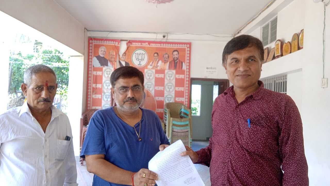 आरएमएम विधि महाविद्यालय को लेकर शिष्टमंडल ने विधायक को दिया ज्ञापन