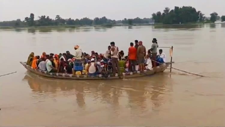 बिना रजिस्ट्रेशन के नदी में दौड़ रही है दर्जनों ओवरलोड नाव, प्रशासन कर रही अनदेखी