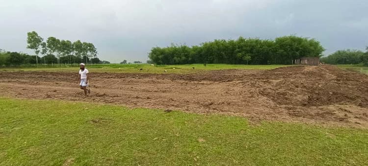 चांदमनी चौक से उत्तर बस्ता गांव तक निर्माणाधीन सड़क में निजी के इस्तेमाल का आरोप