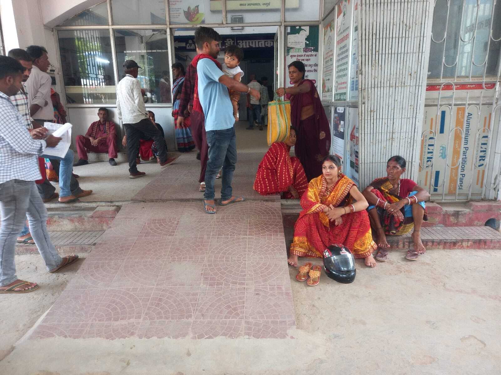 फर्श पर बैठ चिकित्सक का इंतजार करते हैं रोगी