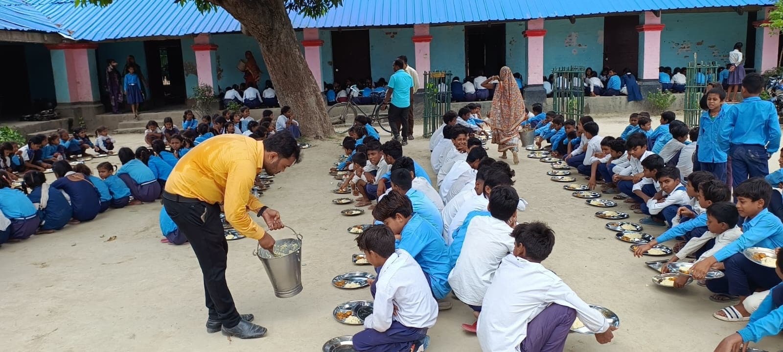 मवि देसुआ में अतिथि भोज का हुआ आयोजन