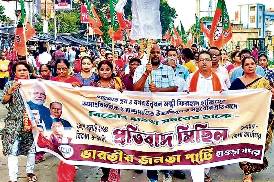 फिरहाद के भड़काऊ बयान के खिलाफ प्रदर्शन