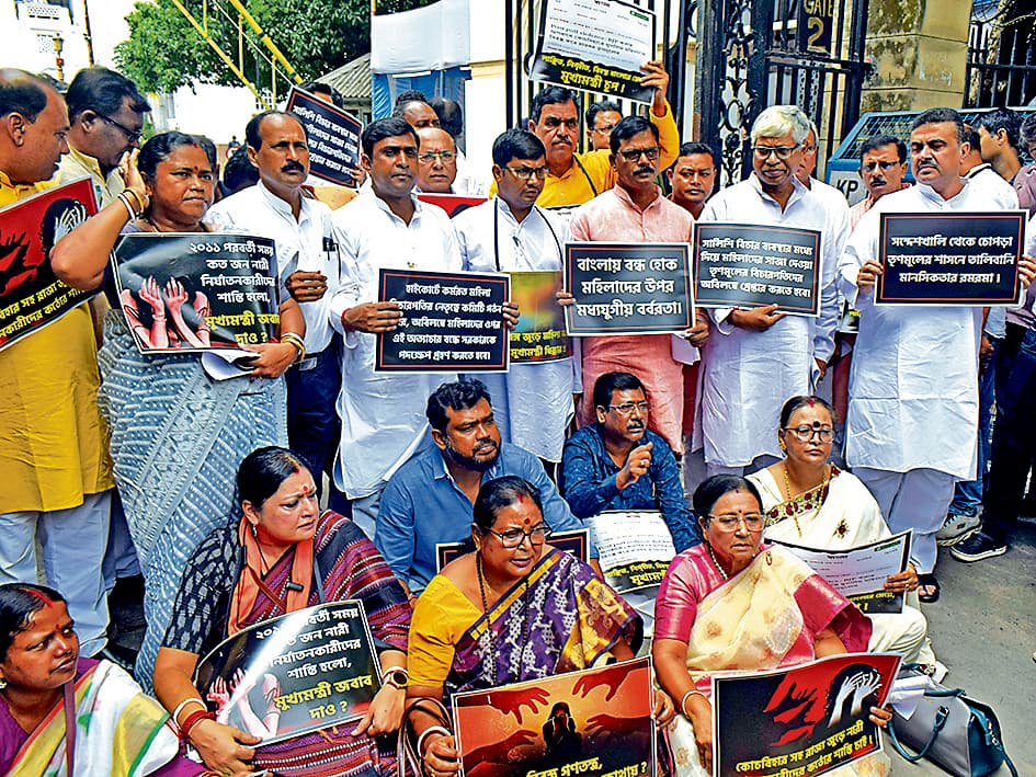 महिलाओं पर कथित अत्याचार की घटनाओं के खिलाफ भाजपा विधायकों का प्रदर्शन