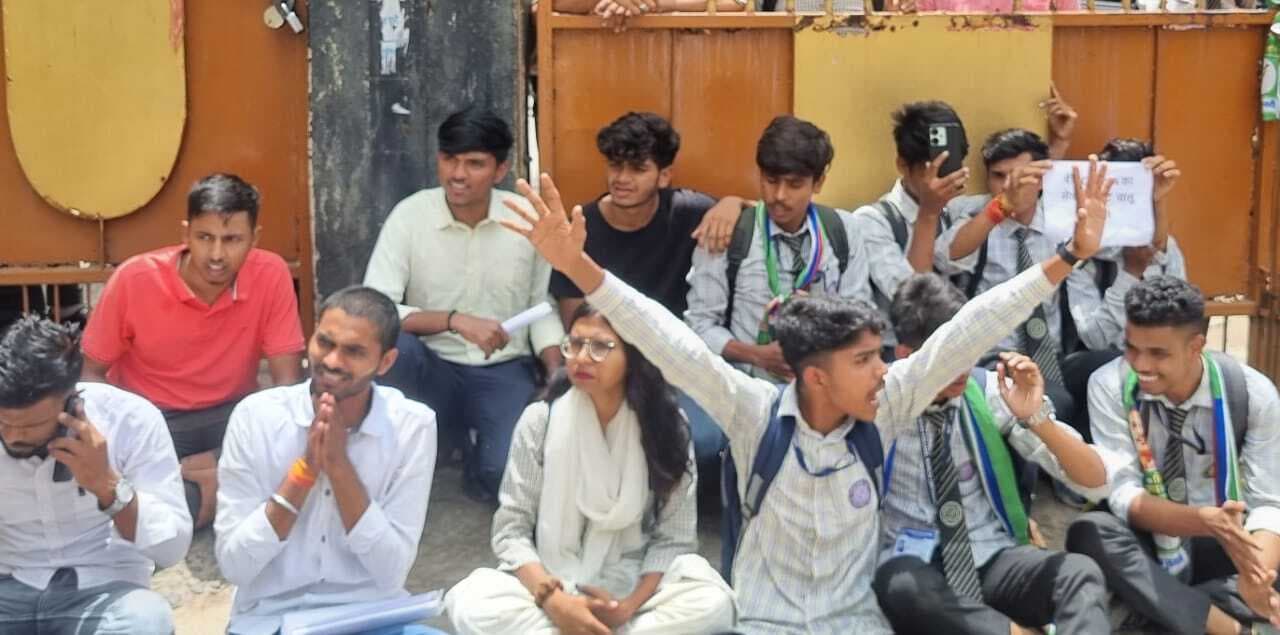 Marwari College Ranchi News : लाइब्रेरी, पानी और सफाई को लेकर युवा आजसू ने की तालाबंदी