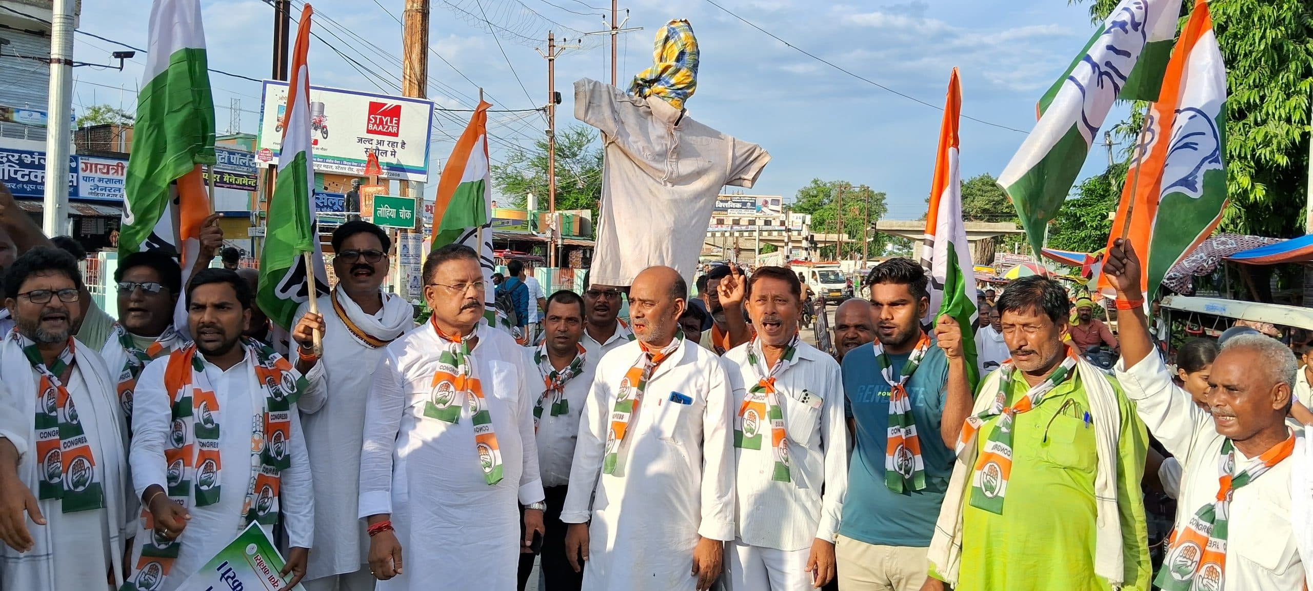 प्रतिरोध मार्च निकल कर कांग्रेसियों ने जताया विरोध, सीएम का फूंका पुतला