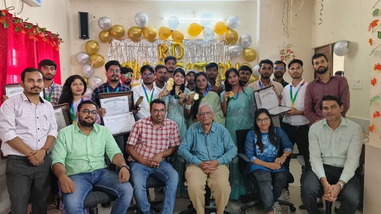 पारा मेडिकल संस्थान के विद्यार्थियों के बीच प्रमाण पत्र वितरण