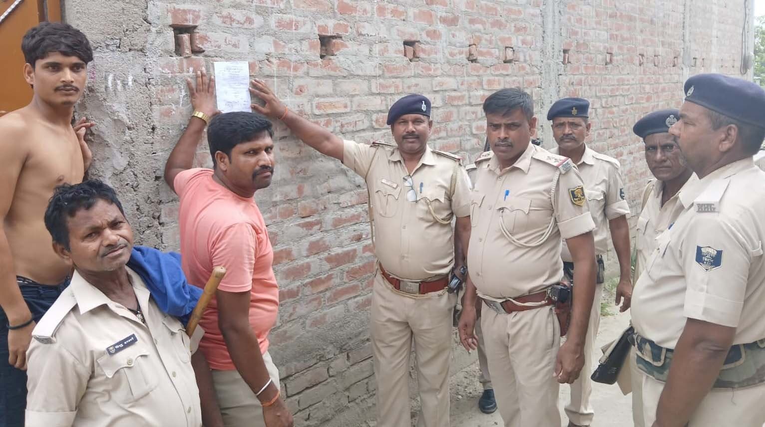 आरोपित के घर चिपकाया इश्तेहार