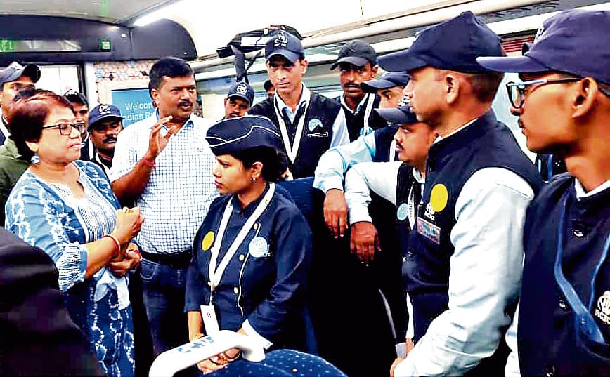 वंदे भारत में रेल फूड सेफ्टी के अधिकारियों का निरीक्षण