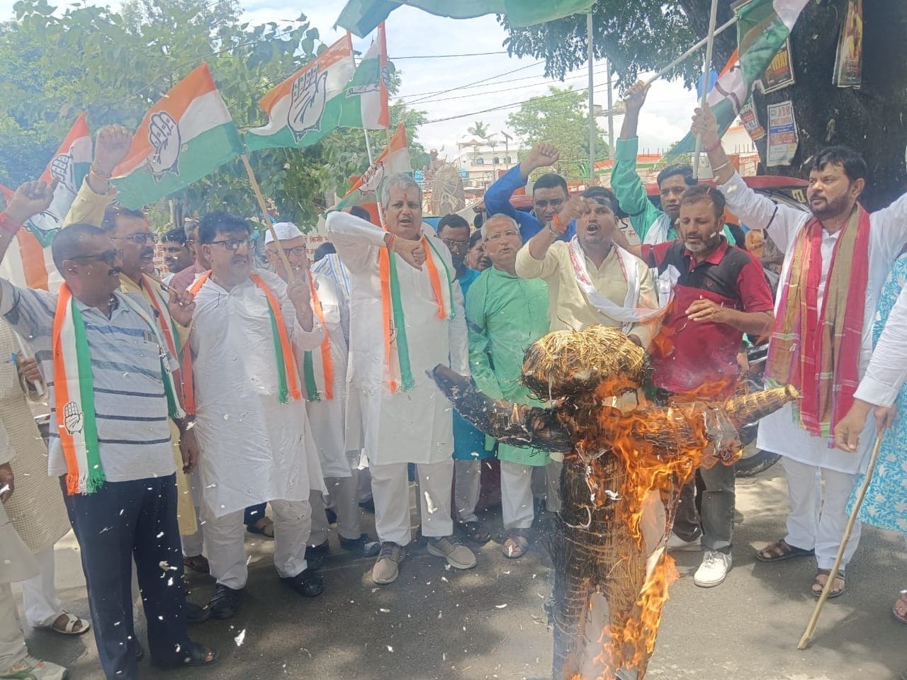 कांग्रेस ने केंद्र व राज्य सरकार के खिलाफ जताया विरोध