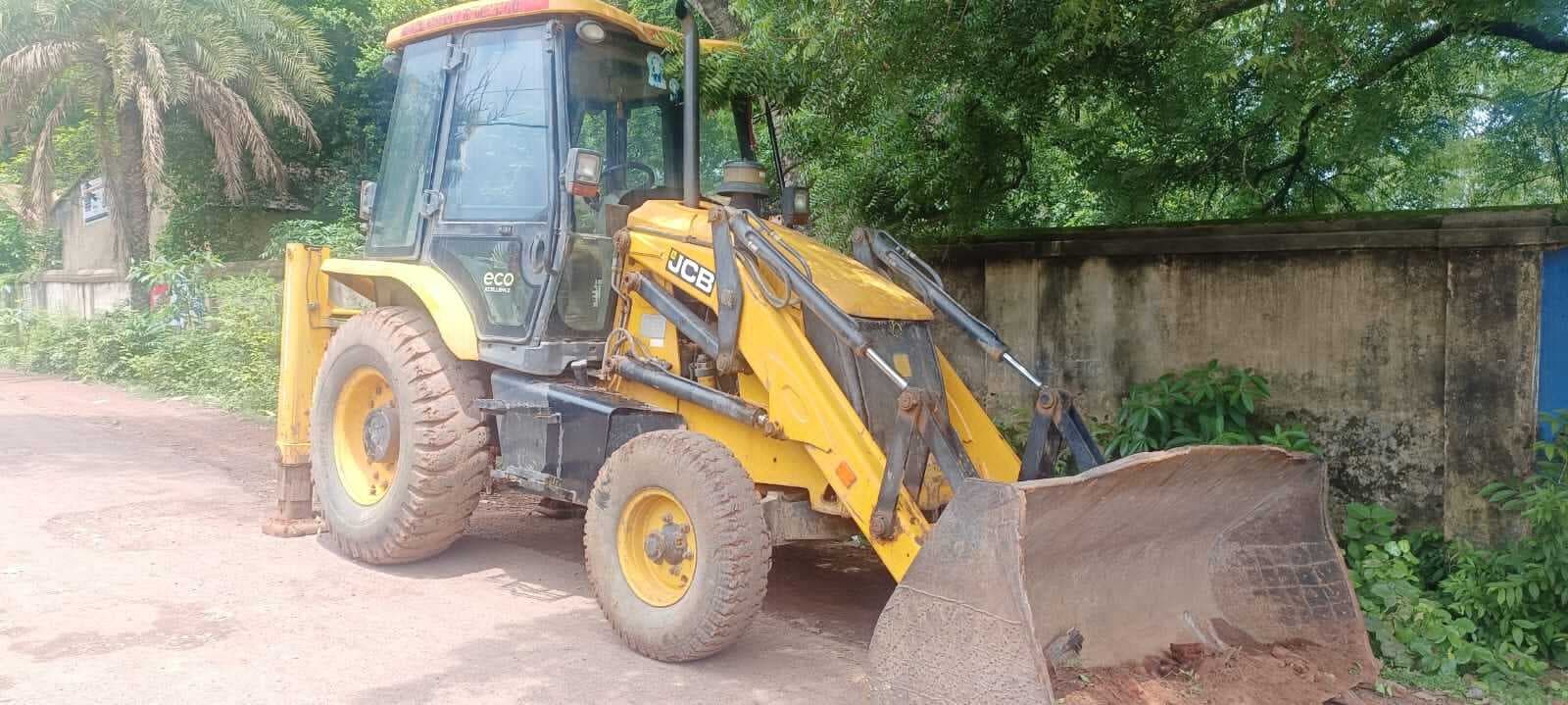 हिरणपुर में स्कूल की चहारदीवारी निर्माण कार्य को ग्रामीणों ने रोका