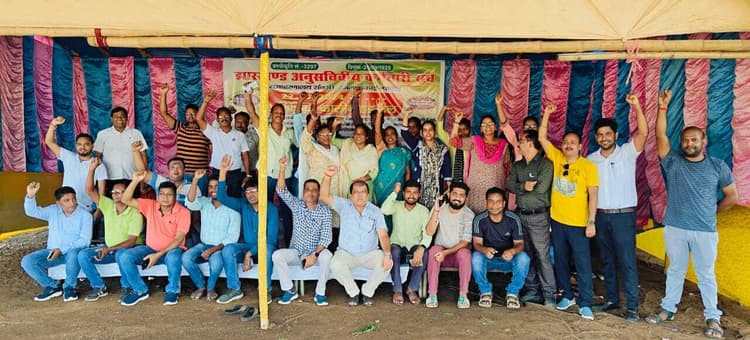 पांचवें दिन भी अनिश्चितकालीन हड़ताल पर रहे समाहरणालय संवर्ग के कर्मी