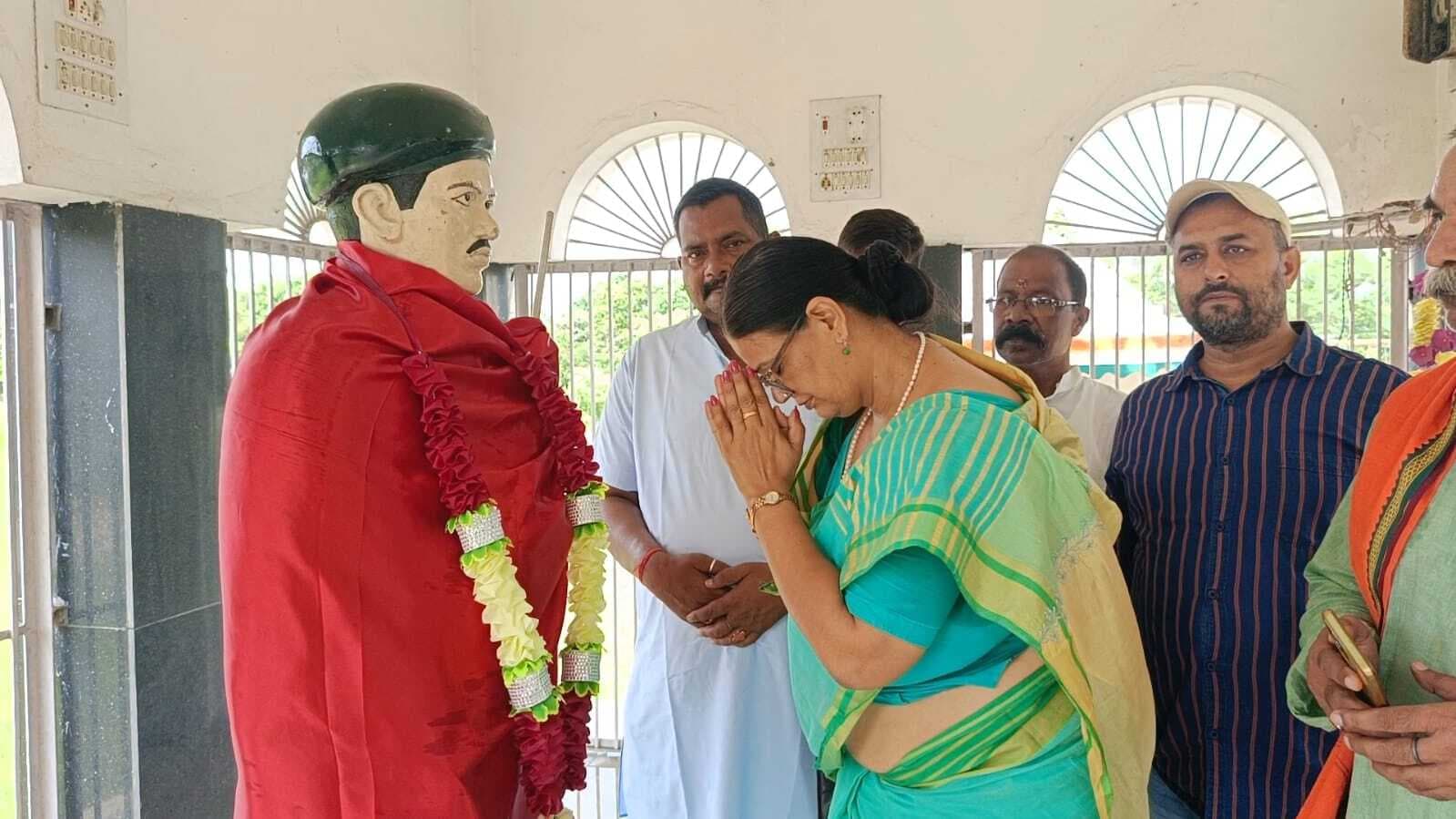 कारगिल विजय दिवस पर शहीद के पिता को किया सम्मानित