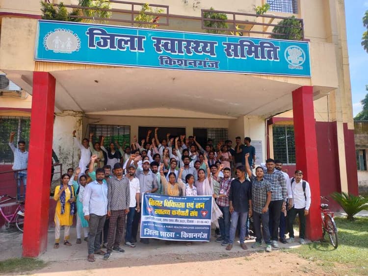 जिले के एनएचएम कर्मियों ने अपनी विभिन्न मांगों ले सीएस को सौंपा ज्ञापन