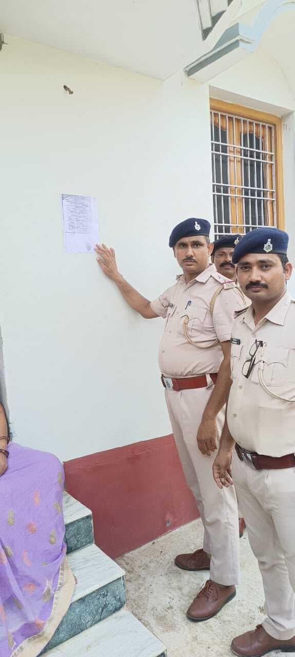 फरार आरोपितों के घर ढोल-बाजा लेकर पहुंची पुलिस, चिपकाया इश्तेहार