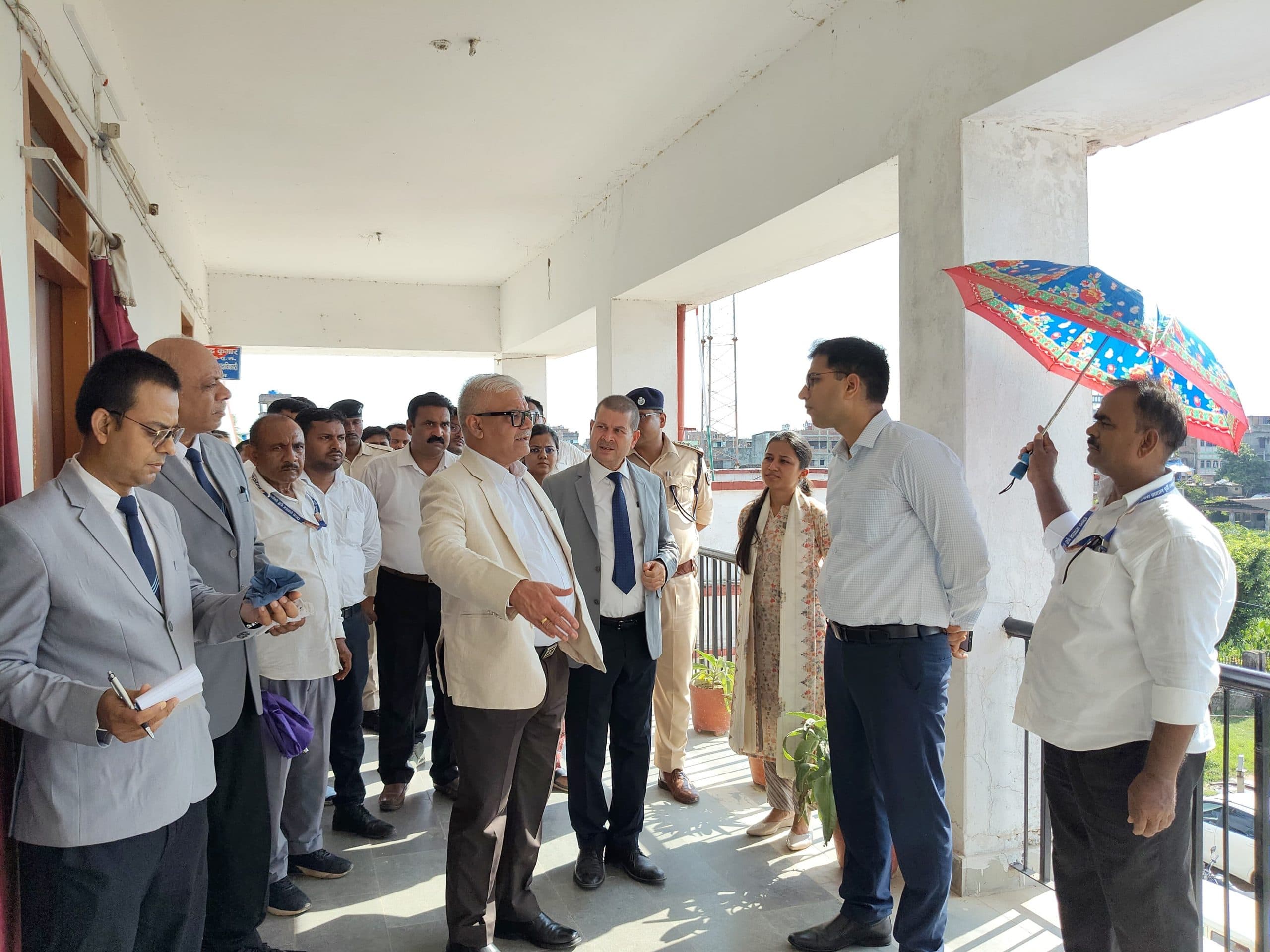 जमीन की उपलब्धता का न्यायाधीश ने किया निरीक्षण