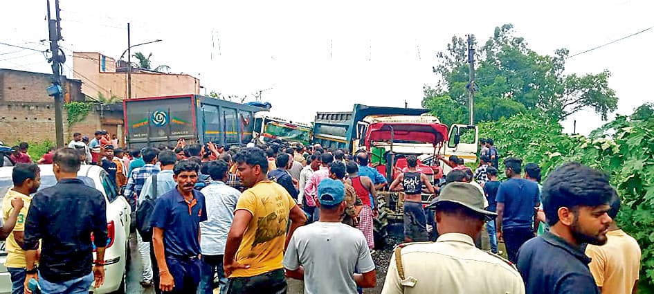 डंपरों के बीच टक्कर, एक जख्मी