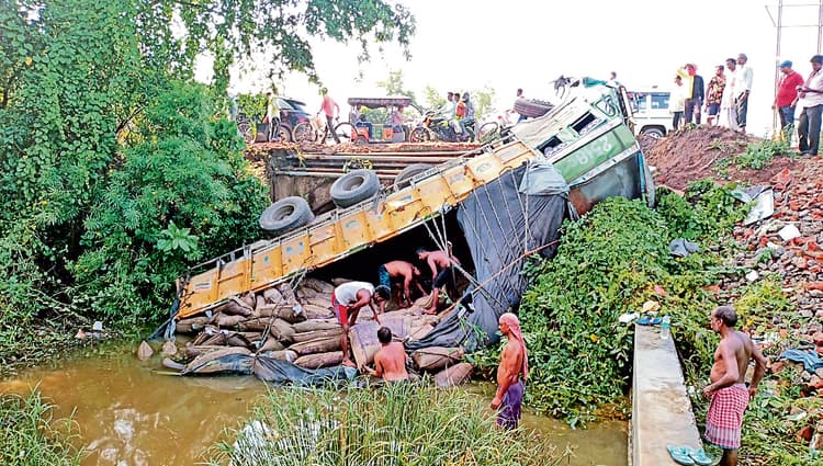 रघुनाथपुर में चावल लदा ट्रक पुल से नीचे गिर कर पलटा, दो घायल