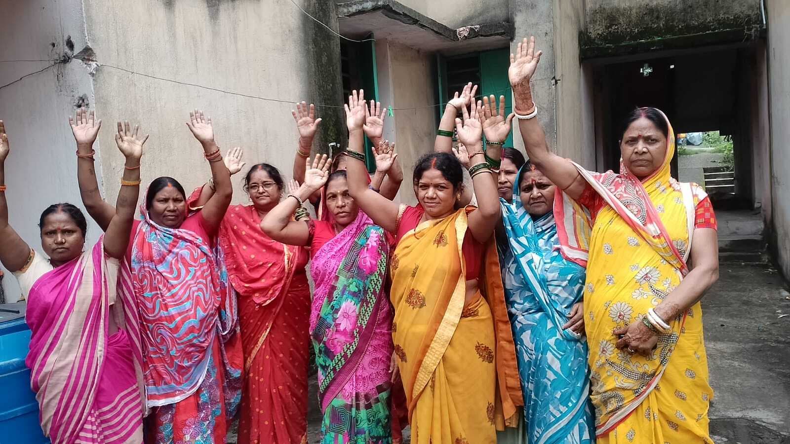 पानी के लिए महिलाओं ने पंप हाउस पर किया प्रदर्शन