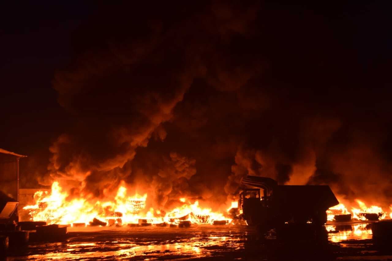 एटी देवप्रभा वर्कशॉप में वाहनें फूंकीं, तोड़फोड़, पत्थरबाजी व फायरिंग में छह घायल