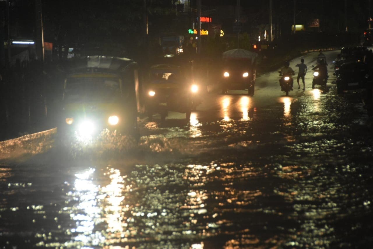 झमाझम बारिश से जलमग्न हुई शहर की सड़कें, आवागमन हुआ बाधित