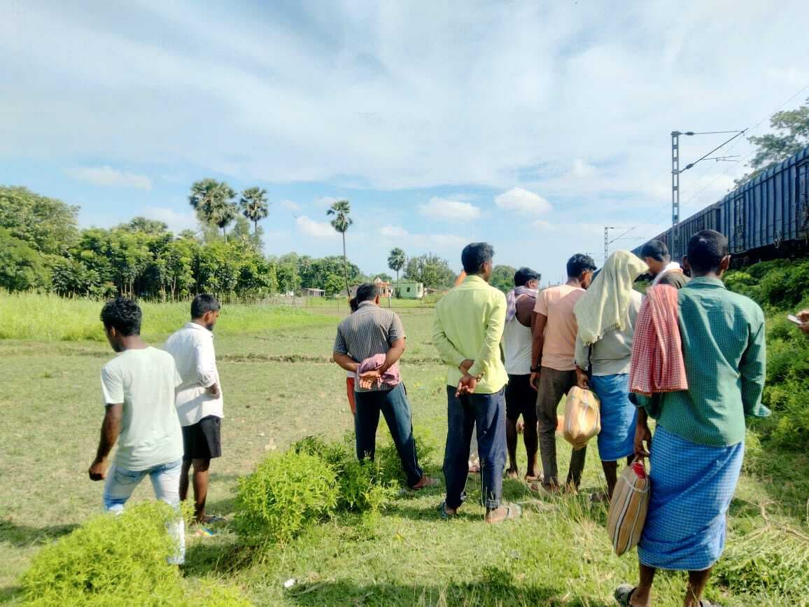रेल ट्रैक के नीचे गड्ढे में मिला अज्ञात युवक का शव